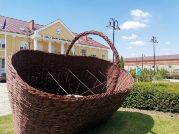 Wierzbinek. Wielki kosz wiklinowy stanął przed Urzędem Gminy