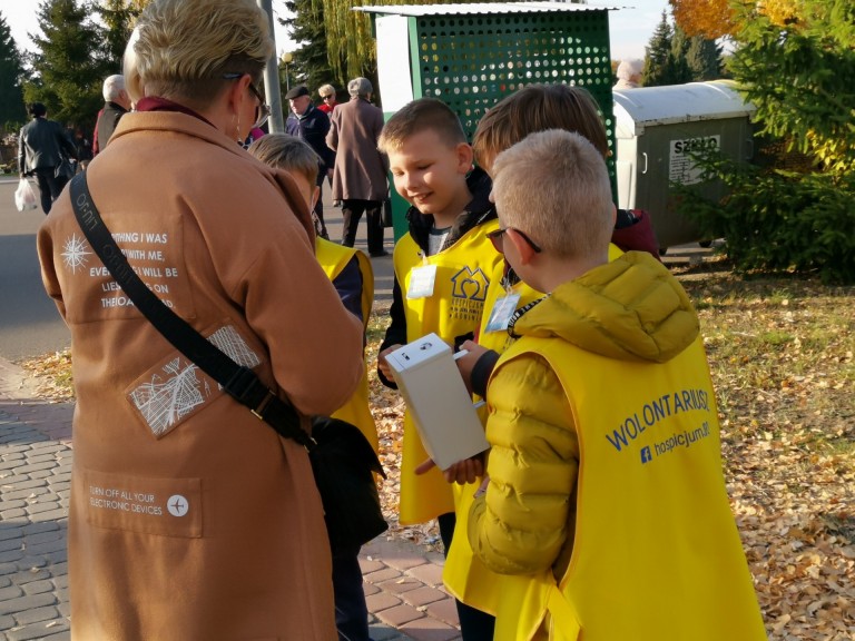 Światło dla hospicjum. Pierwsza taka kwesta na konińskim cmentarzu