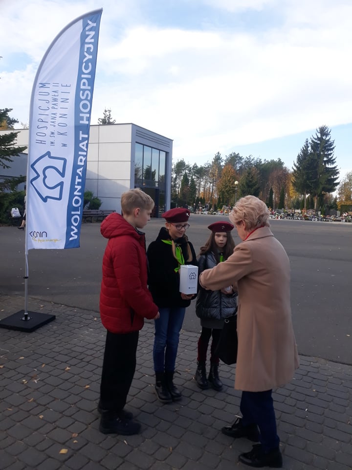 Światło dla hospicjum. Pierwsza taka kwesta na konińskim cmentarzu