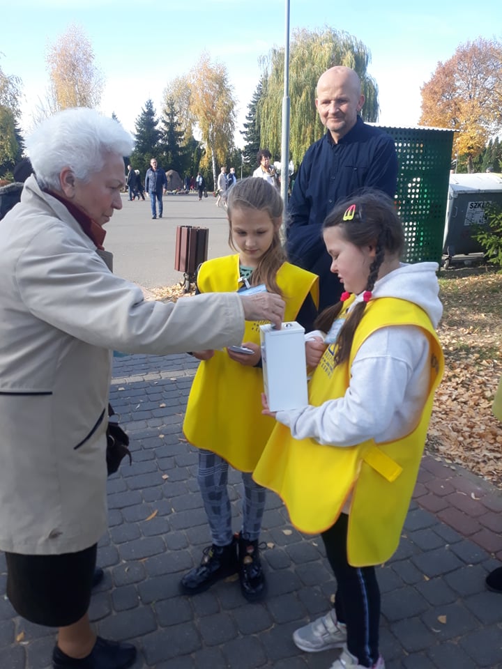 Światło dla hospicjum. Pierwsza taka kwesta na konińskim cmentarzu