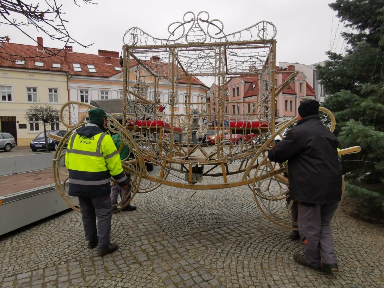 Karoca wjechała na rynek. Trwa montaż świątecznych dekoracji