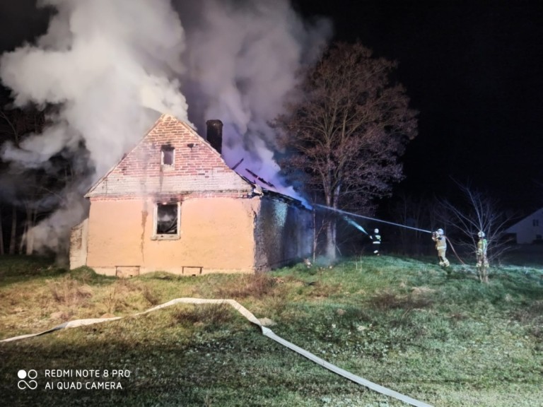 Bilczew. Nocna akcja strażaków. Gasili pożar budynku inwentarskiego