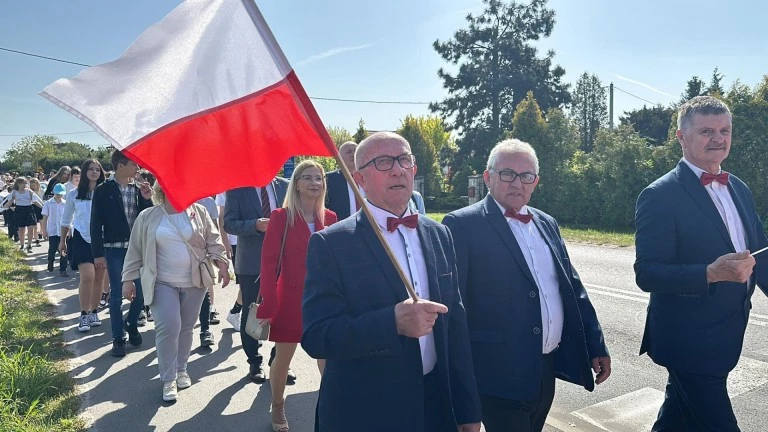 Patriotycznie w Sławsku. Przemaszerowali z gigantyczną biało-czerwoną