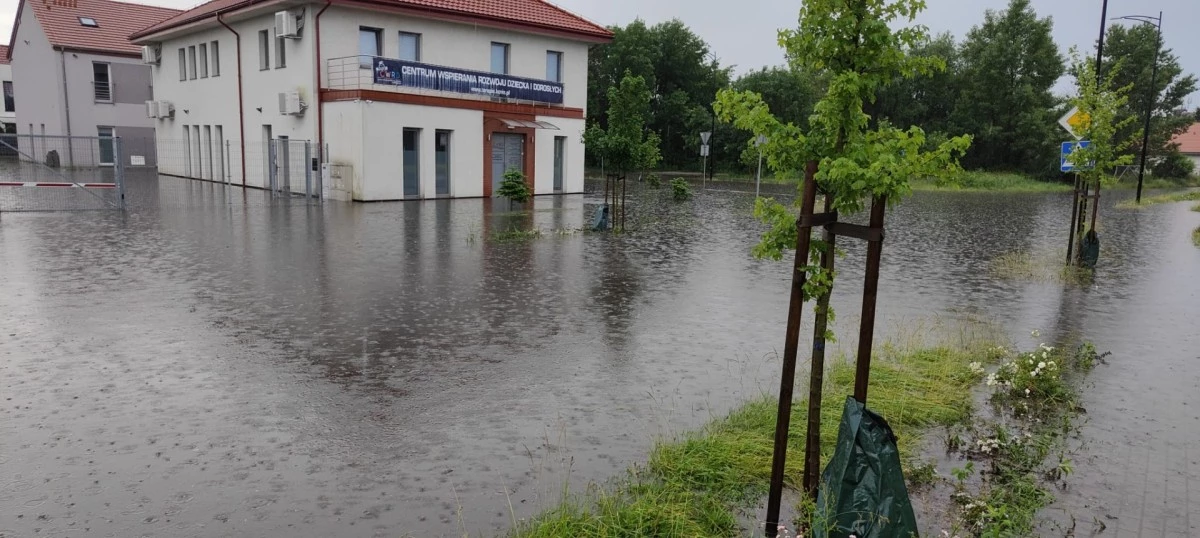 Intensywne opady paraliżują region. Zalania i odwołane imprezy