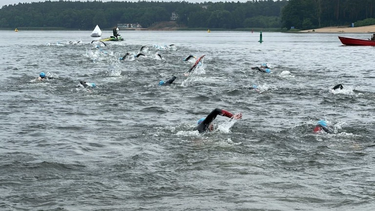 Sportowe zmagania w Ślesinie. Deszcz nie zatrzymał Garmin Iron Triathlon