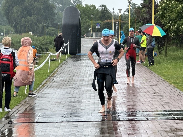 Sportowe zmagania w Ślesinie. Deszcz nie zatrzymał Garmin Iron Triathlon