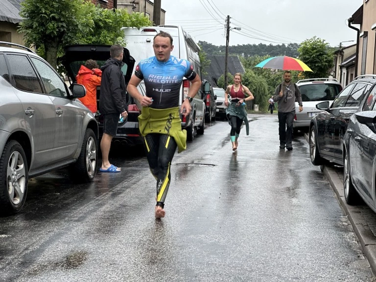 Sportowe zmagania w Ślesinie. Deszcz nie zatrzymał Garmin Iron Triathlon