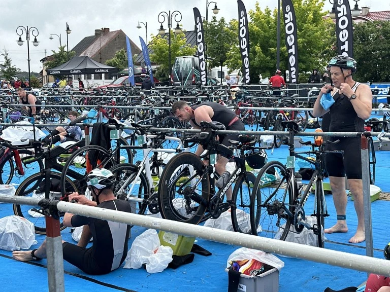 Sportowe zmagania w Ślesinie. Deszcz nie zatrzymał Garmin Iron Triathlon