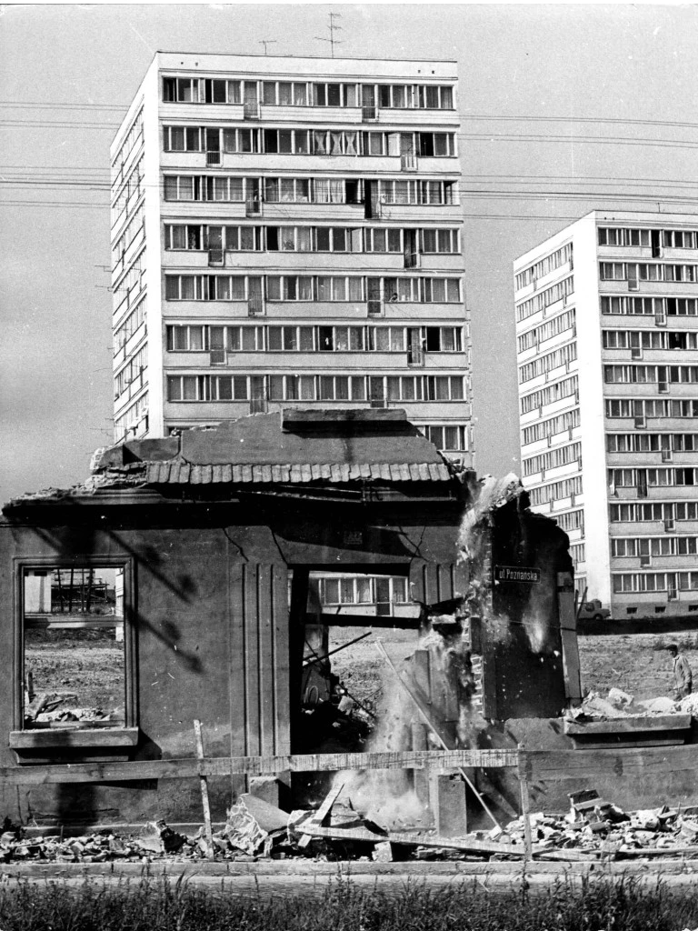 Pod nowymi wieżowcami rozbierano ostatnie domy Czarkowa