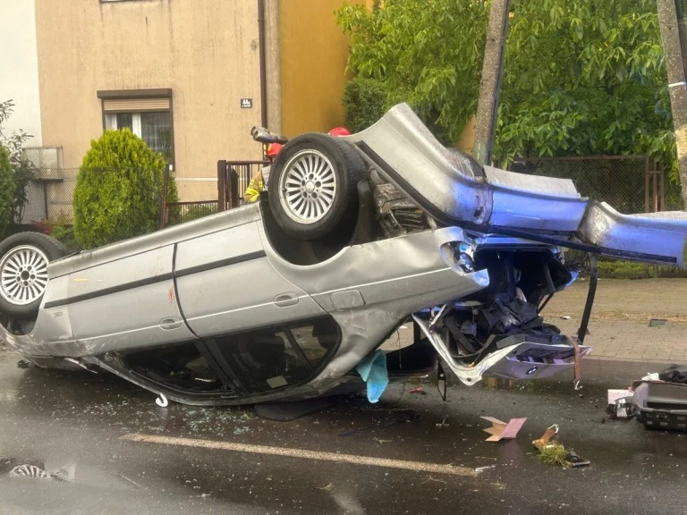 Nastolatek w BMW uderzył w przystanek i uszkodził posesje w Golinie