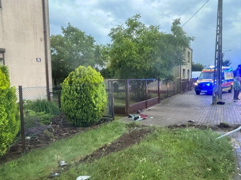 Nastolatek w BMW uderzył w przystanek i uszkodził posesje w Golinie