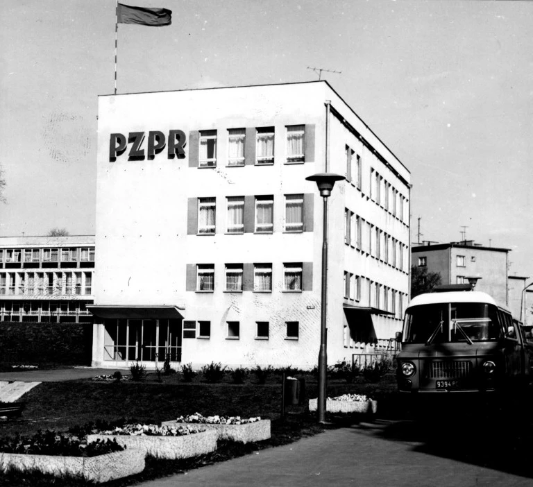 Kiedy w Koninie wybudowano siedzibę dla powiatowych władz PZPR?