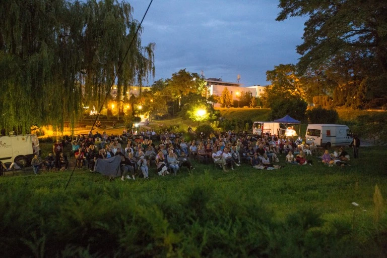 Plenerowe kino w sierpniu. Sprawdź harmonogram filmowych wieczorów