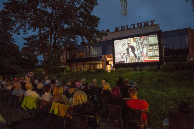 Plenerowe kino w sierpniu. Sprawdź harmonogram filmowych wieczorów