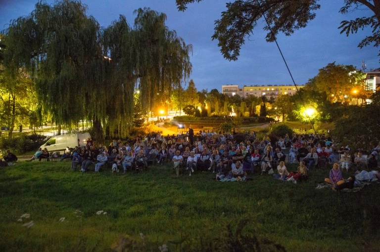 Plenerowe kino w sierpniu. Sprawdź harmonogram filmowych wieczorów