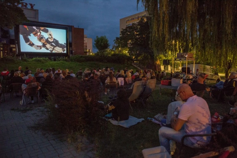 Plenerowe kino w sierpniu. Sprawdź harmonogram filmowych wieczorów