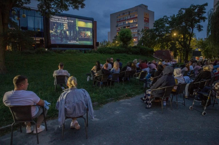 Plenerowe kino w sierpniu. Sprawdź harmonogram filmowych wieczorów