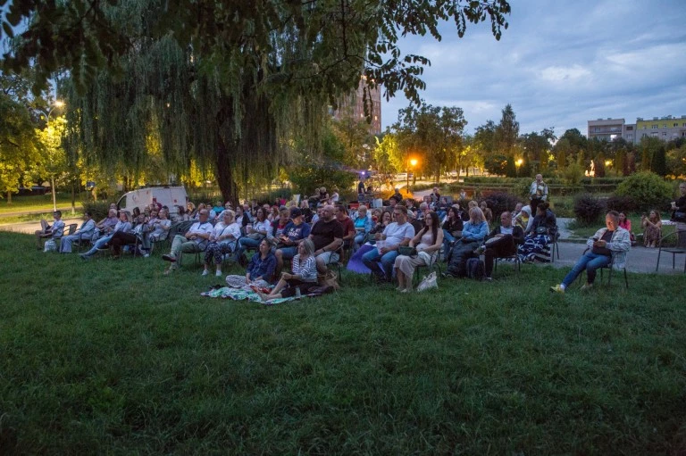 Plenerowe kino w sierpniu. Sprawdź harmonogram filmowych wieczorów