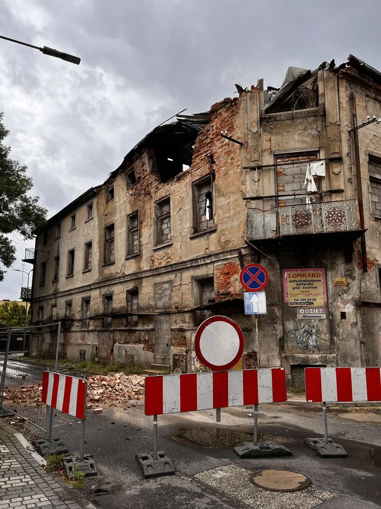 Zagrożenie na Staszica. Kamienica Esse nie wytrzymała ulewy