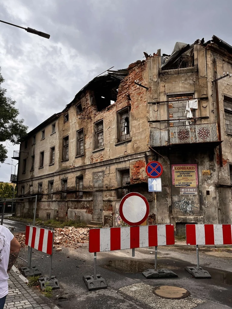 Zagrożenie na Staszica. Kamienica Esse nie wytrzymała ulewy