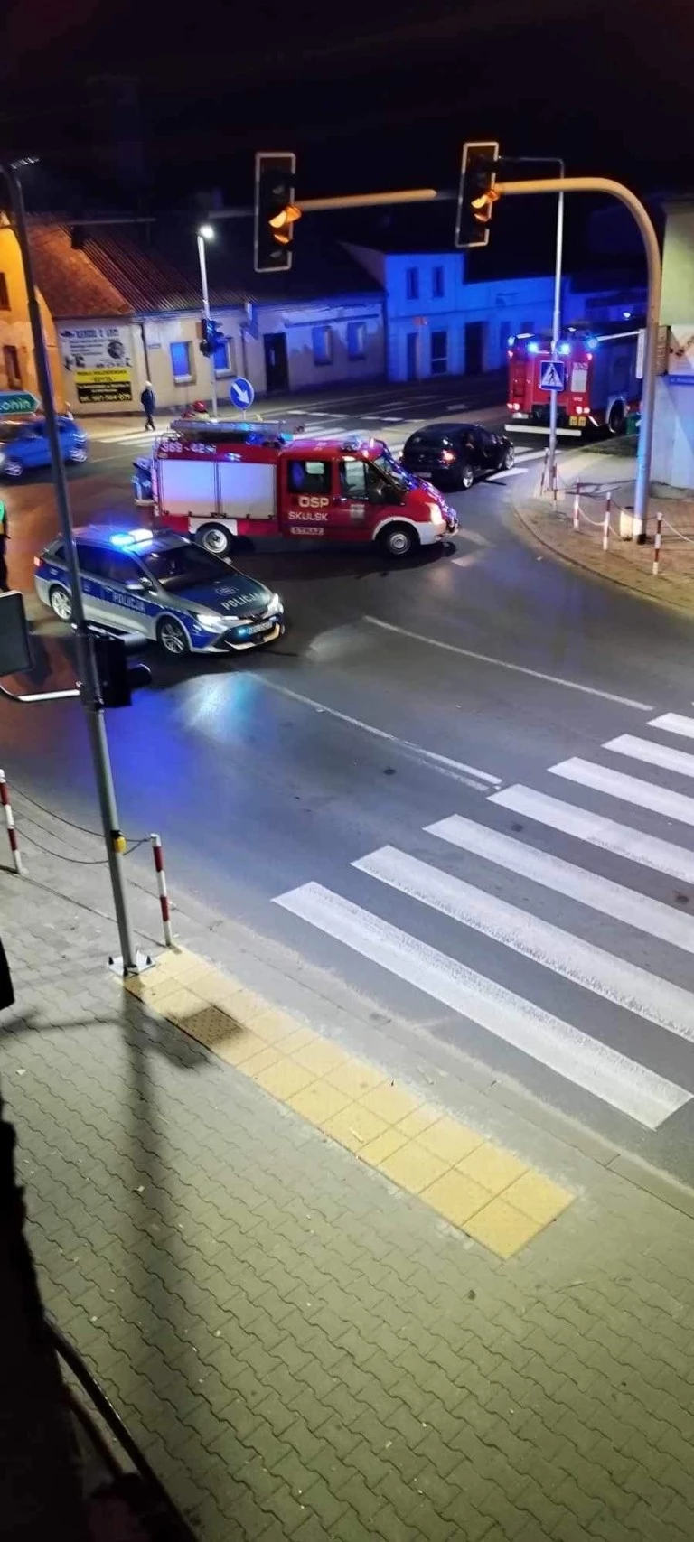 Nocny wypadek na skrzyżowaniu w Skulsku. Poszkodowana jedna osoba