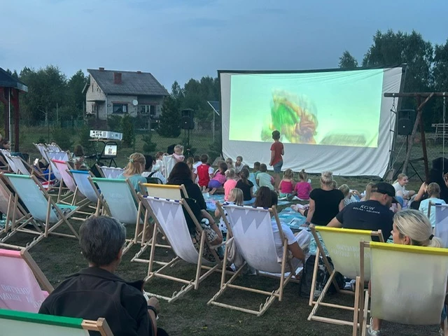 Niezwykły wieczór filmowy w Golinie Kolonii. Kino na placu sołeckim