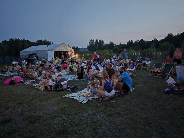 Niezwykły wieczór filmowy w Golinie Kolonii. Kino na placu sołeckim