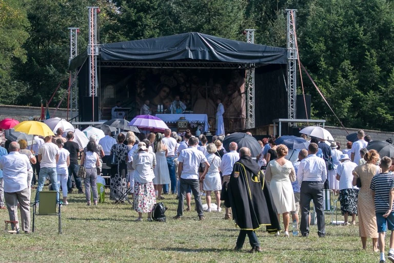 Furta klasztoru otwarta. Tłumy na odpuście u kamedułów w Bieniszewie