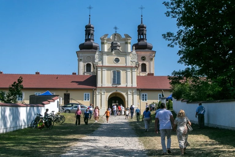 Furta klasztoru otwarta. Tłumy na odpuście u kamedułów w Bieniszewie