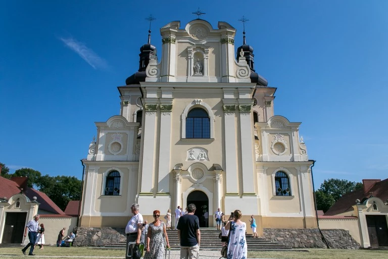 Furta klasztoru otwarta. Tłumy na odpuście u kamedułów w Bieniszewie