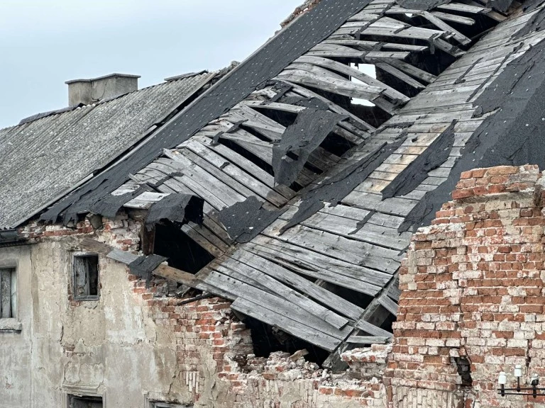 Kolejny problem z kamienicą Esse. Zawalił się dach