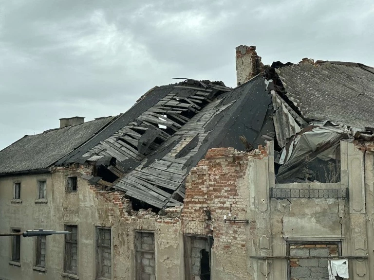 Kolejny problem z kamienicą Esse. Zawalił się dach