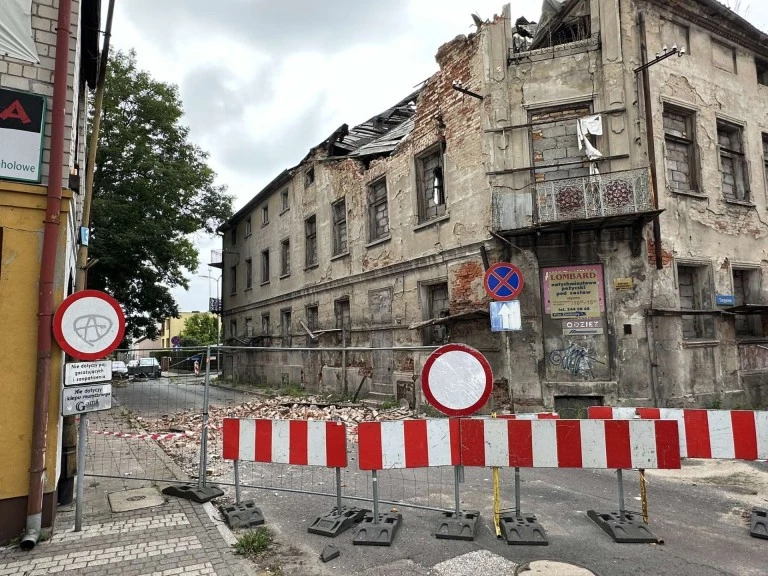 Kolejny problem z kamienicą Esse. Zawalił się dach