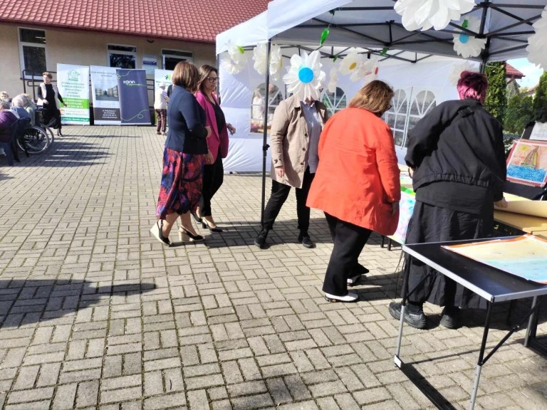 Malowali wspomnienia z młodości. Seniorzy i młodzież na pikniku