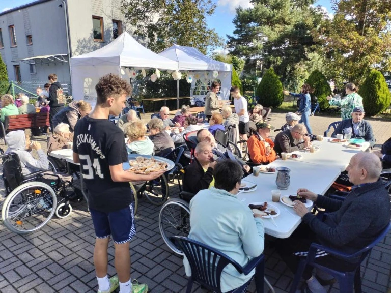 Malowali wspomnienia z młodości. Seniorzy i młodzież na pikniku