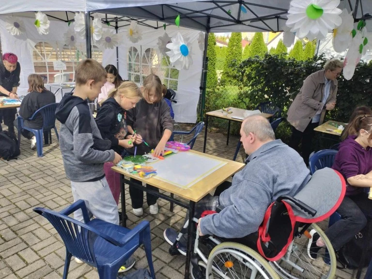 Malowali wspomnienia z młodości. Seniorzy i młodzież na pikniku