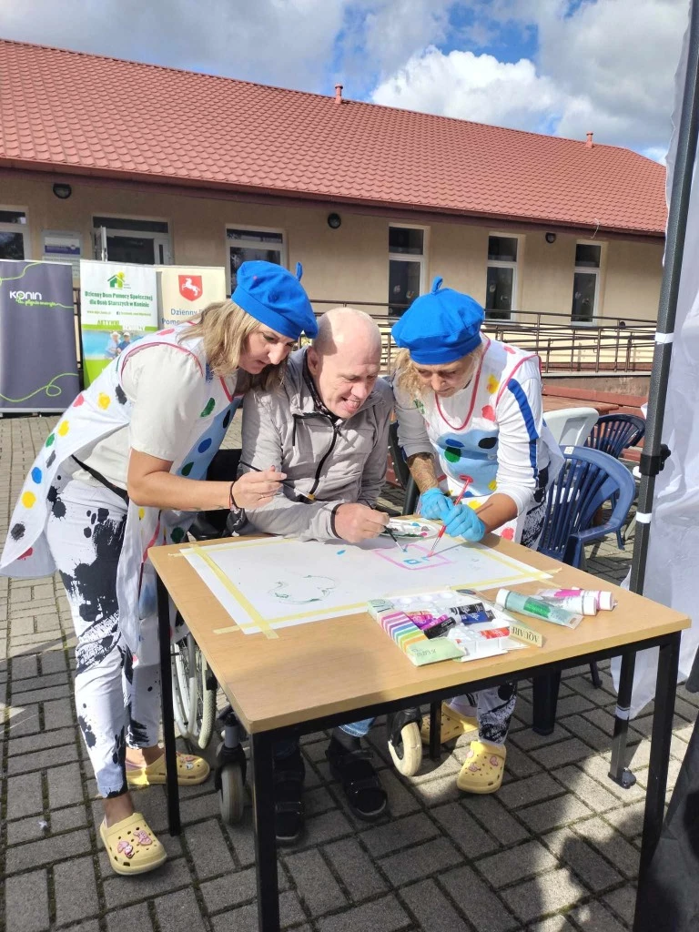 Malowali wspomnienia z młodości. Seniorzy i młodzież na pikniku