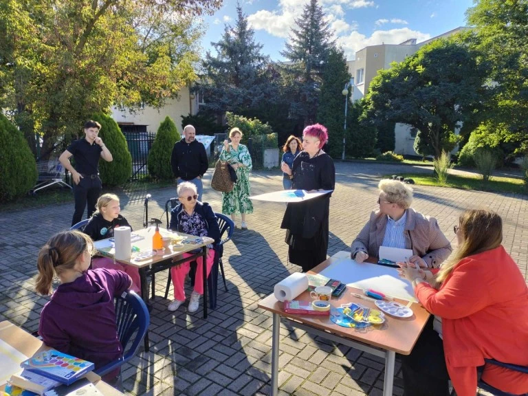 Malowali wspomnienia z młodości. Seniorzy i młodzież na pikniku