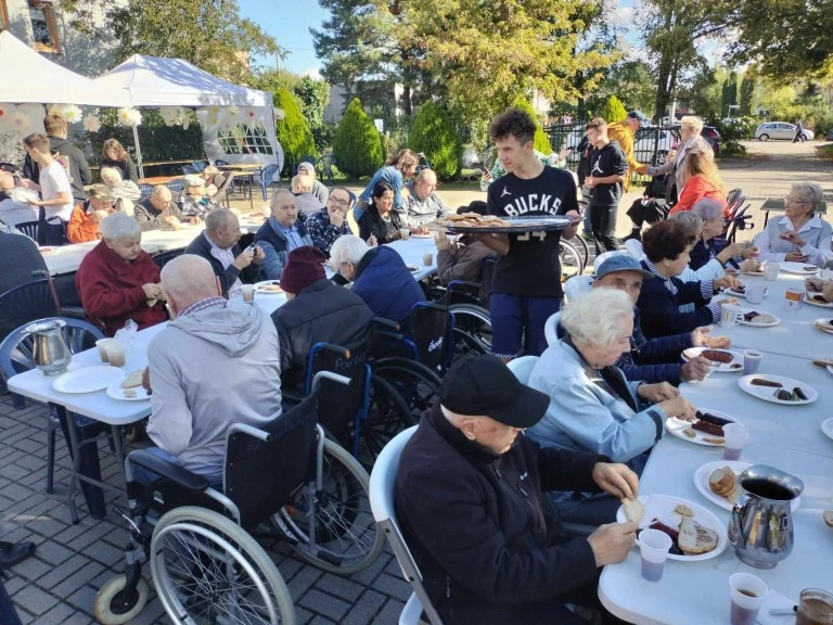 Malowali wspomnienia z młodości. Seniorzy i młodzież na pikniku