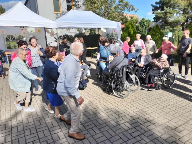 Malowali wspomnienia z młodości. Seniorzy i młodzież na pikniku