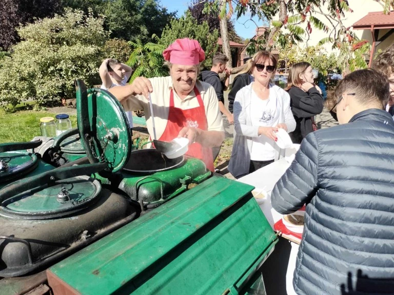 Malowali wspomnienia z młodości. Seniorzy i młodzież na pikniku