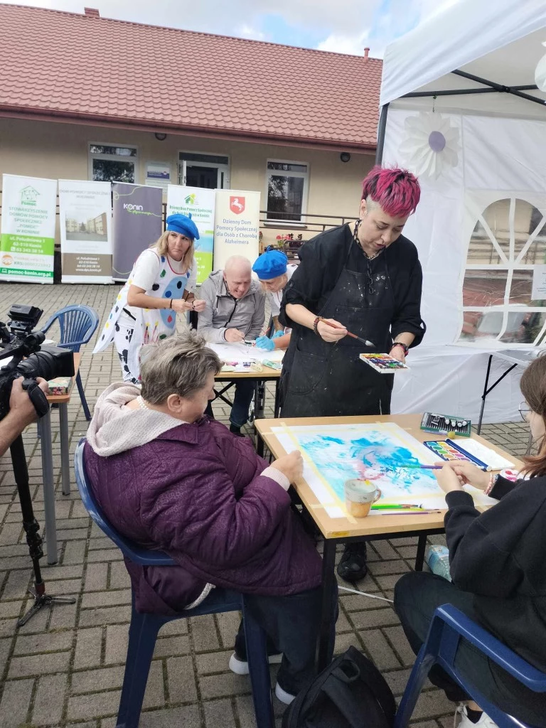 Malowali wspomnienia z młodości. Seniorzy i młodzież na pikniku