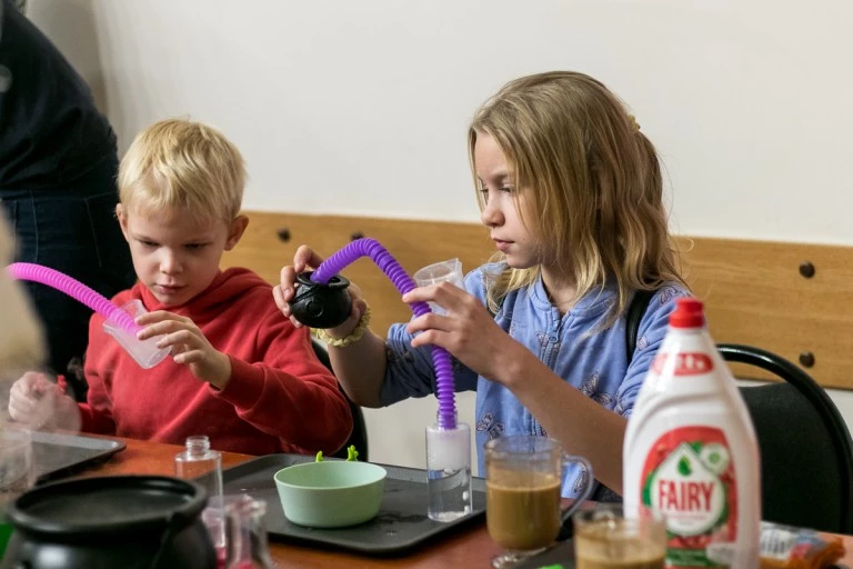 Kleczew. Najmłodsi uczyli się o ekologii. Była żywa sowa, planetarium i teatr