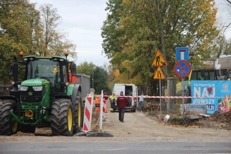 Wypadek przy pracach budowlanych w Koninie. Koparka uszkodziła gazociąg