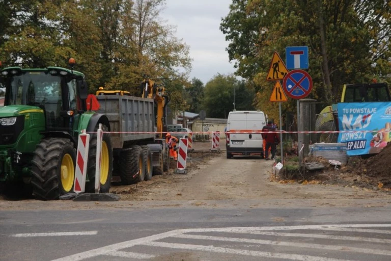 Wypadek przy pracach budowlanych w Koninie. Koparka uszkodziła gazociąg