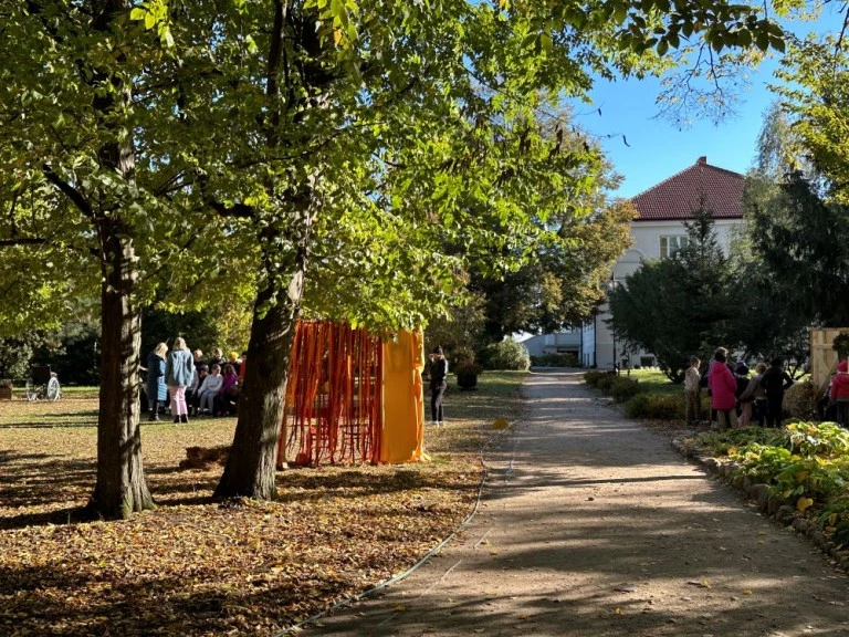 Klimatyczny przystanek dyniowy w Żychlinie. Malownicza jesień w parku