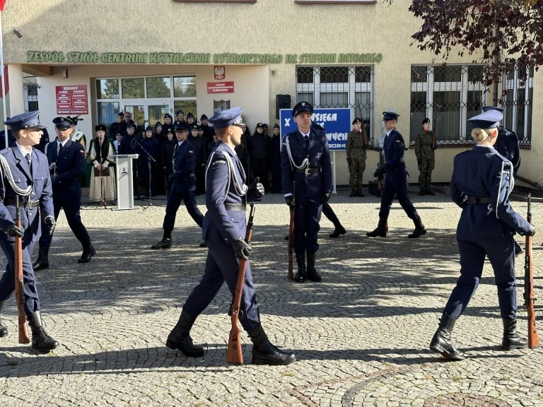 Uczą szacunku do munduru. Ślubowanie w Zespole Szkół CKU w Koninie