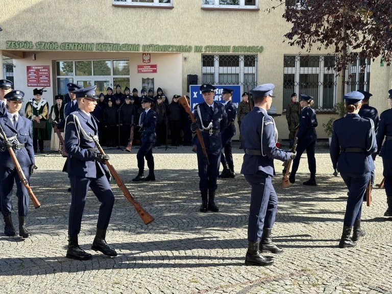 Uczą szacunku do munduru. Ślubowanie w Zespole Szkół CKU w Koninie