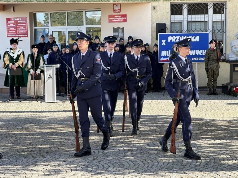 Uczą szacunku do munduru. Ślubowanie w Zespole Szkół CKU w Koninie