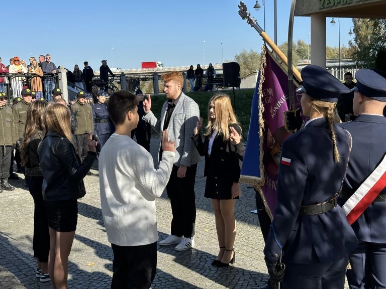 Uczą szacunku do munduru. Ślubowanie w Zespole Szkół CKU w Koninie